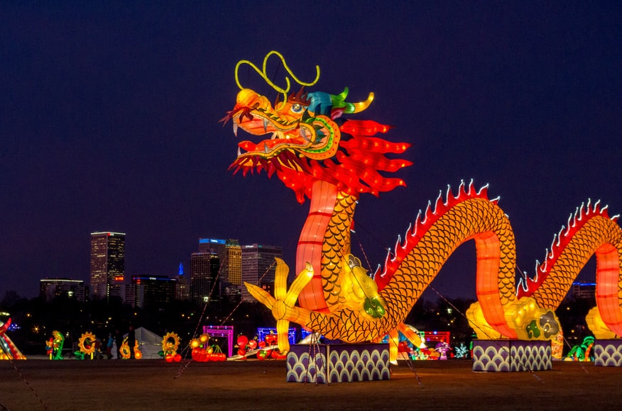 festival chines com grande dragão iluminado