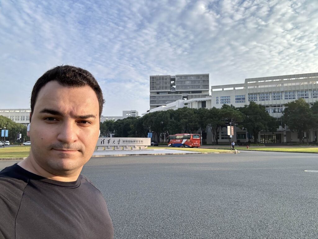 Intercâmbio na China. Vinícius, mestrando na área de dados na Universidade Tsinghua